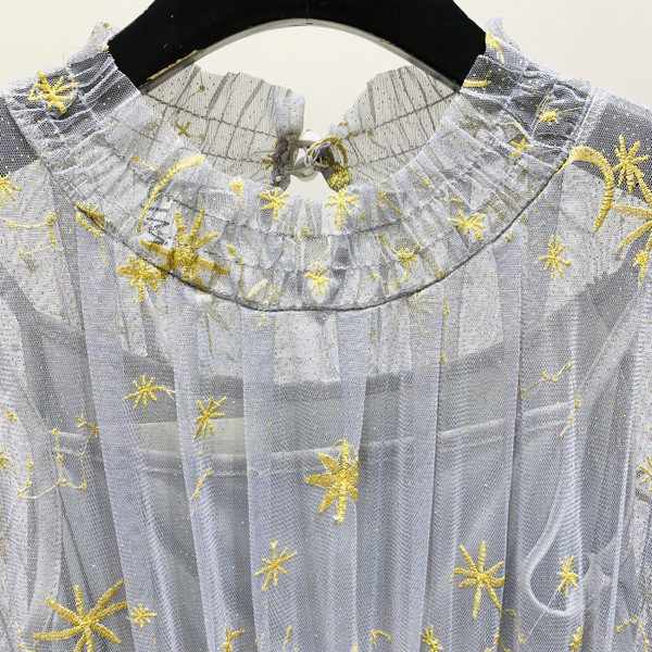 Нов модел дамска рокля с бродерия и овално деколте