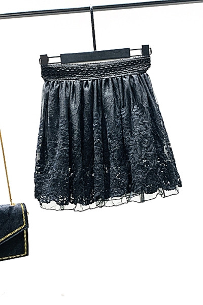 Fusta scurtă de damă cu broderie în negru