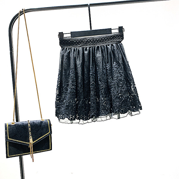 Fusta scurtă de damă cu broderie în negru
