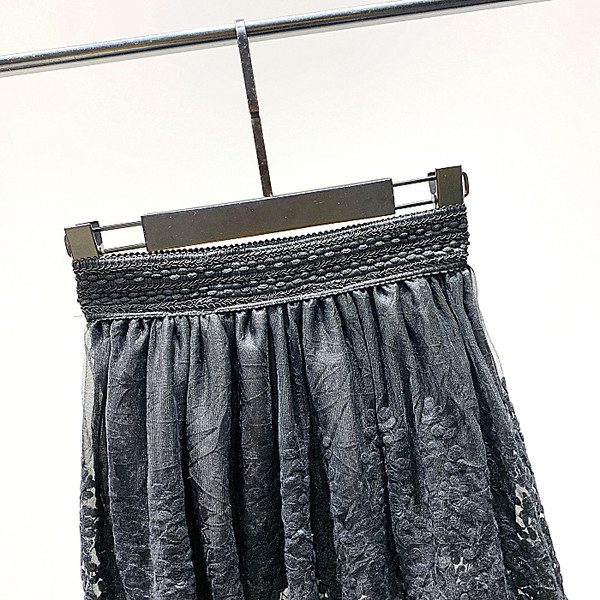 Fusta scurtă de damă cu broderie în negru