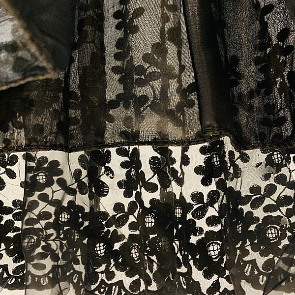 Fusta scurtă de damă cu broderie în negru