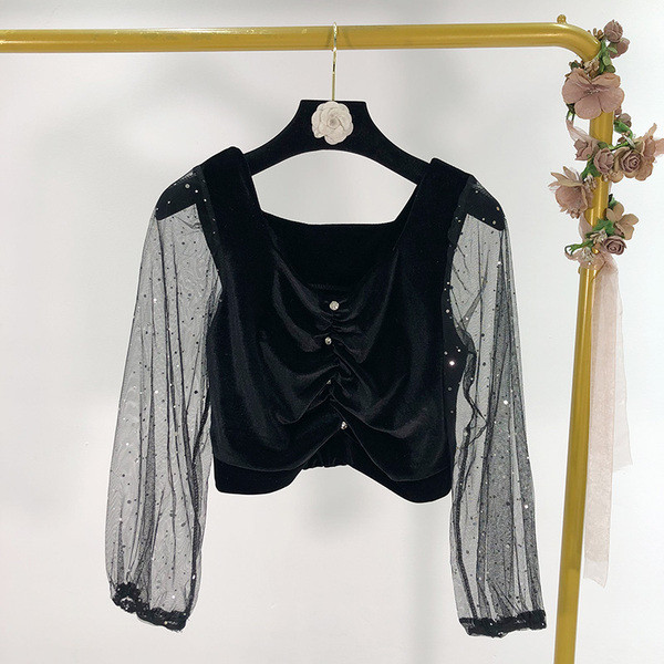 Bluză de damă scurtă din catifea și mâneci din tul