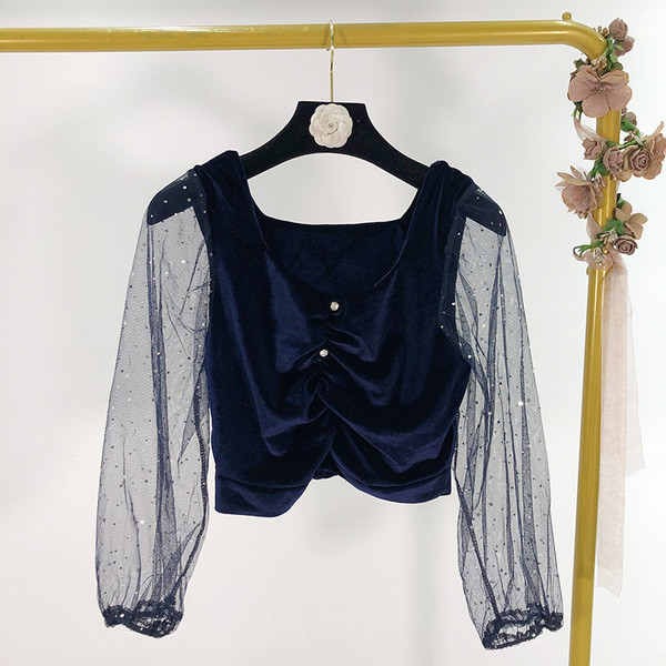 Bluză de damă scurtă din catifea și mâneci din tul