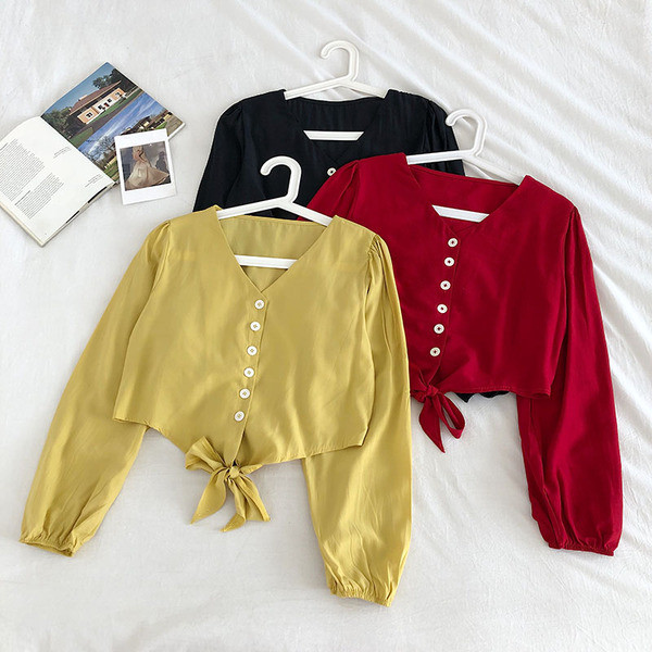 Cămașă modernă de damă cu nasturi și decolteu în V