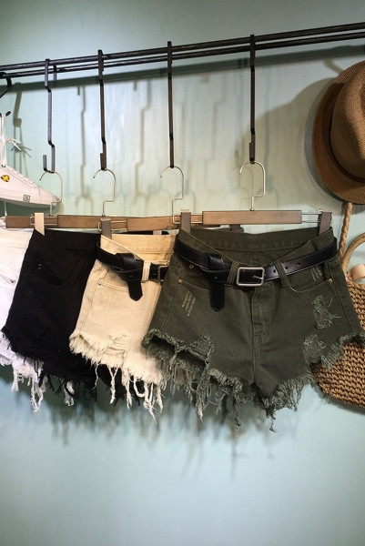 Pantaloni scurți de damă din denim cu motive rupte