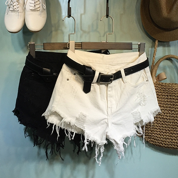 Pantaloni scurți de damă din denim cu motive rupte