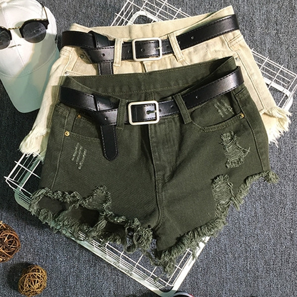 Pantaloni scurți de damă din denim cu motive rupte