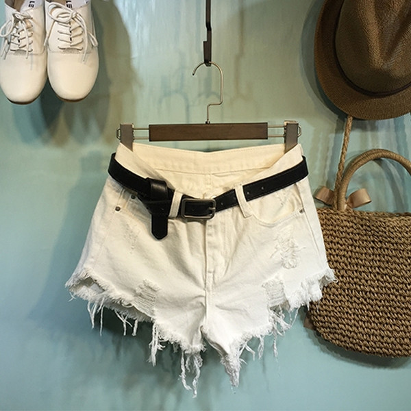 Pantaloni scurți de damă din denim cu motive rupte