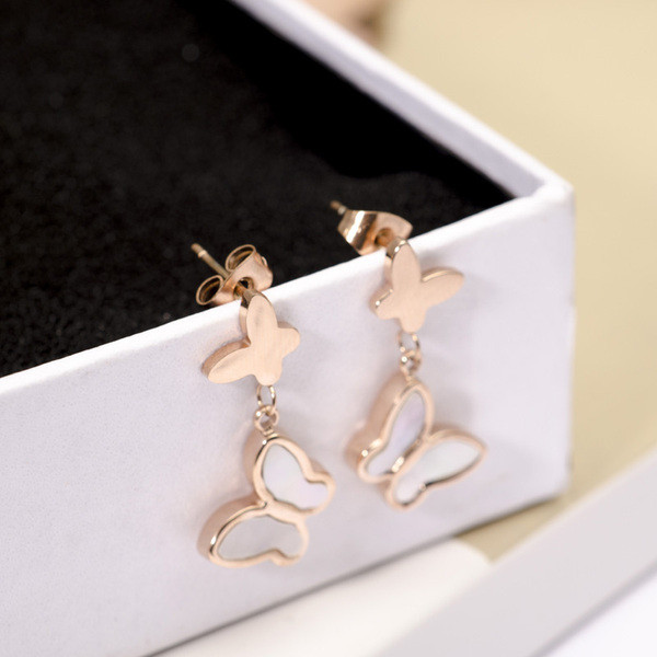 Cercei moderni de dama din otel titan in forma de fluturi