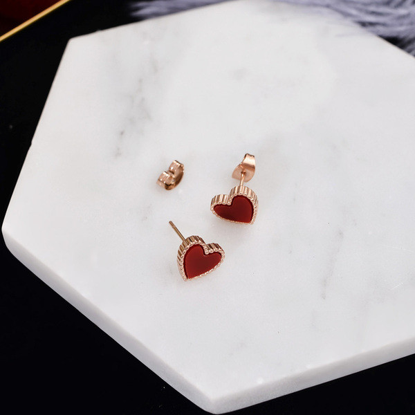 Svakodnevne male ženske naušnice u obliku srca