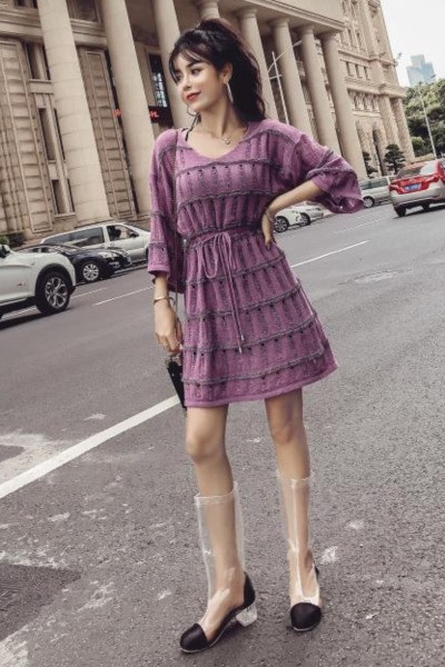 Лилава дамска рокля с 7/8 ръкави и връзки на талията 