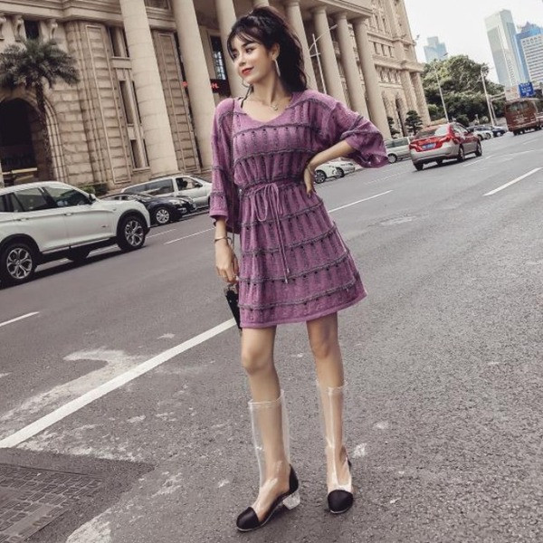 Лилава дамска рокля с 7/8 ръкави и връзки на талията 