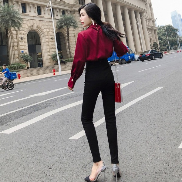 Стилни дамски черни панталони с висока талия и метална катарама 