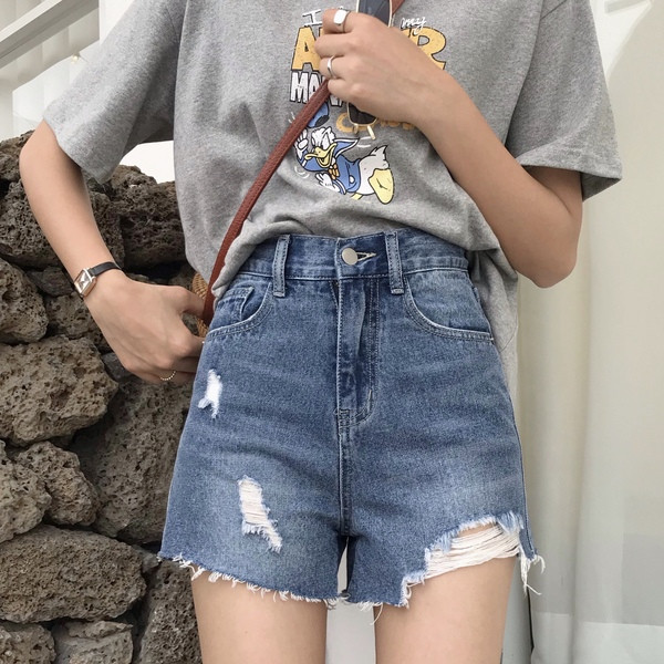 Pantaloni scurți de damă din denim cu motive rupte și talie înaltă