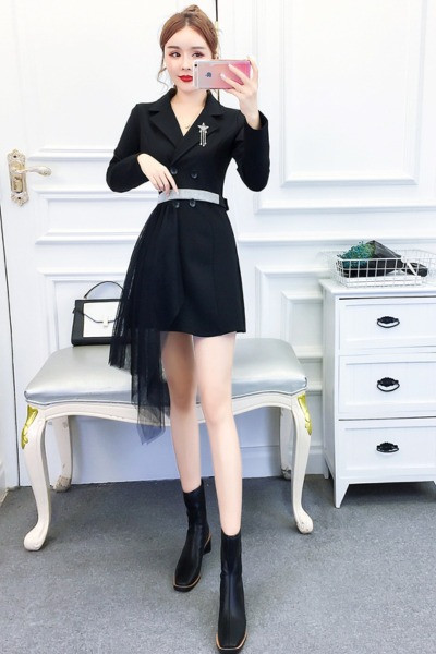 Rochie de dama neagra cu decolteu spitz, nasturi si tul