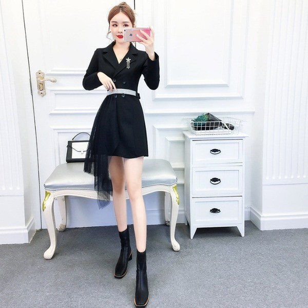 Rochie de dama neagra cu decolteu spitz, nasturi si tul