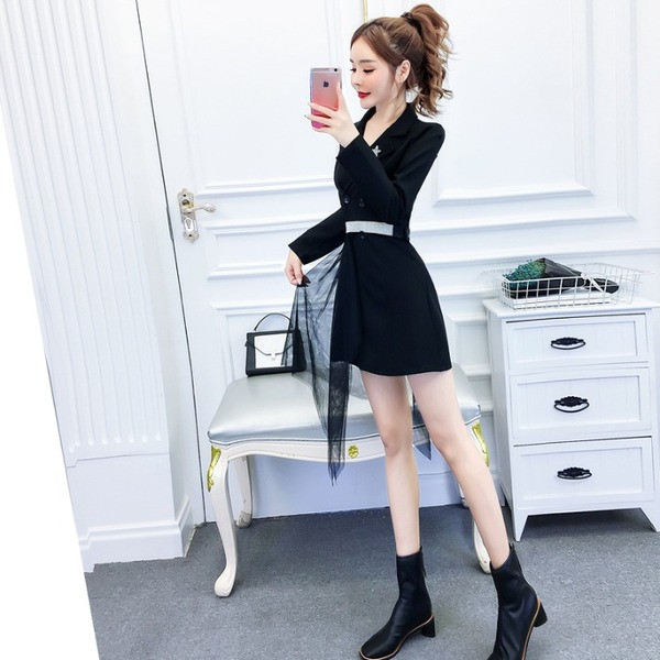 Rochie de dama neagra cu decolteu spitz, nasturi si tul