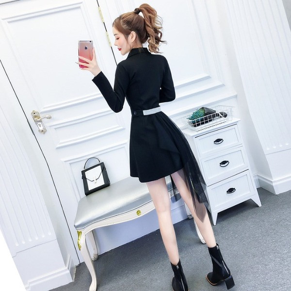 Rochie de dama neagra cu decolteu spitz, nasturi si tul