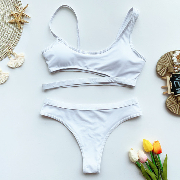 Costum de baie modern cu o parte decupată și talie înaltă