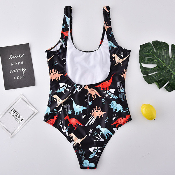Un costum de baie întreg cu spatele gol și model colorat cu dinozauri