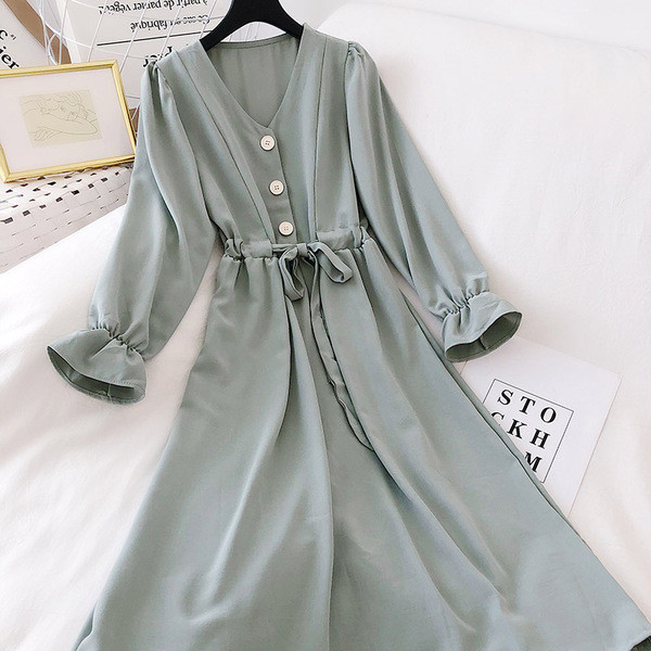 Gara sieviešu kleita ar saitēm un špica kakla izgriezumu