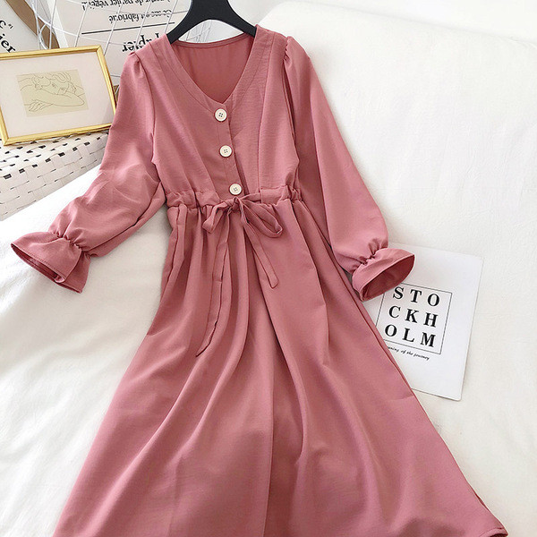 Gara sieviešu kleita ar saitēm un špica kakla izgriezumu