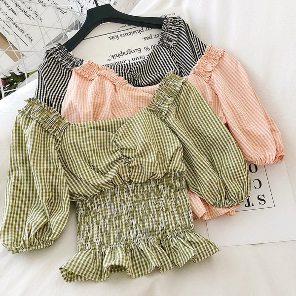 Bluză de damă scurtă în carouri cu decolteu în V