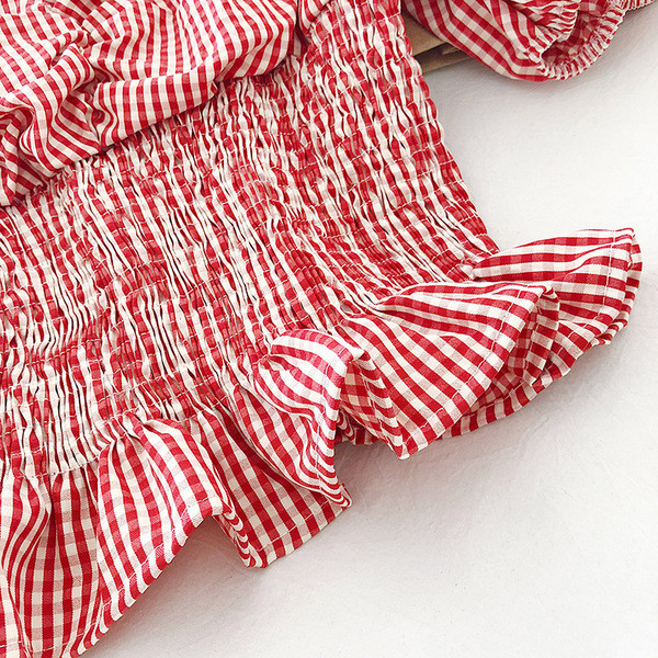 Bluză de damă scurtă în carouri cu decolteu în V