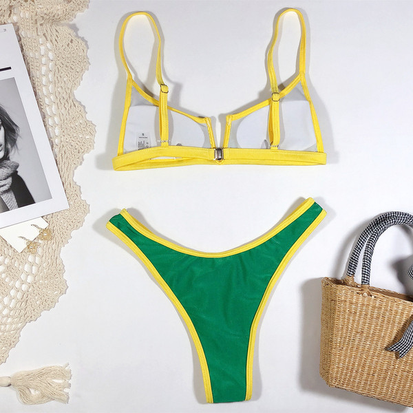 Costum de baie modern din două piese, cu bretele subțiri în partea de sus