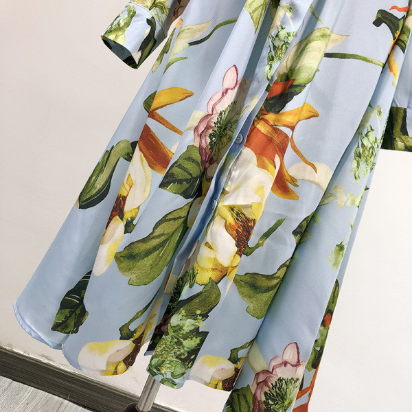 Rochie de damă croită cu guler clasic și legături în talie