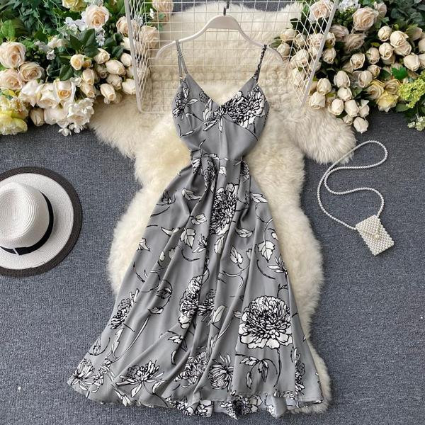 Разкроена дамска рокля с тънки презрамки и флорален десен