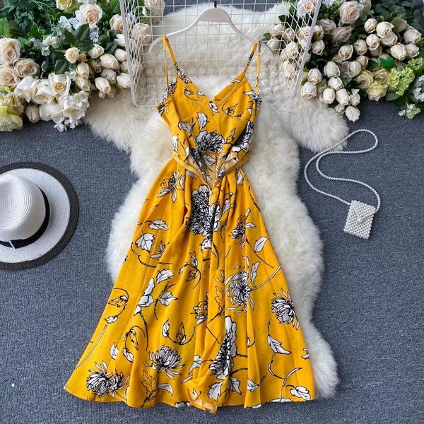 Разкроена дамска рокля с тънки презрамки и флорален десен