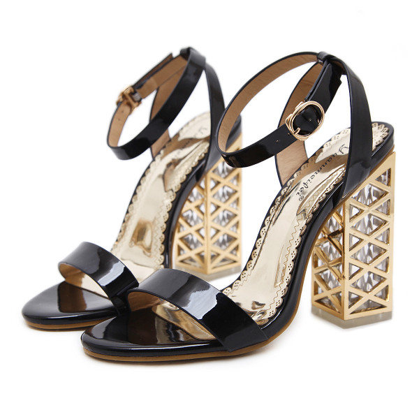 Modernas sieviešu augstpapēžu kurpes ar spīdīgu efektu un sprādzi