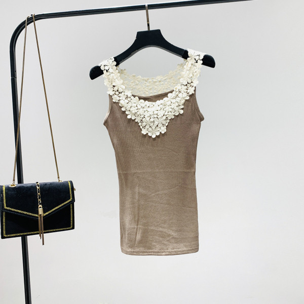 Модерен дамски потник с широки презрамки и обло деколте