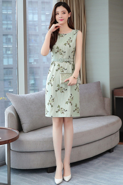 Стилна дамска рокля с флорални мотиви и колан