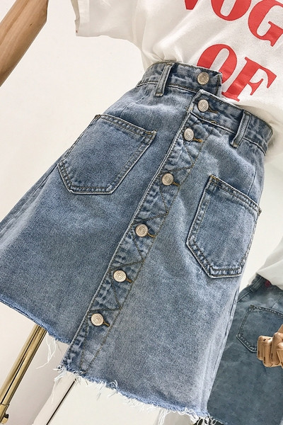 Ženska traper suknja asimetričnog modela i džepova