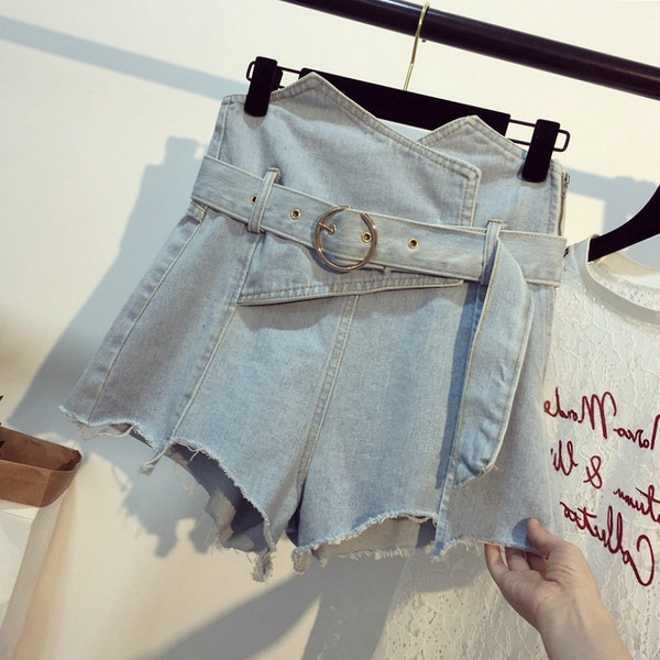 Pantaloni scurți de damă din denim cu curea în talie