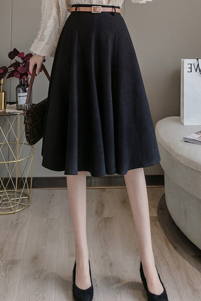 Stilingas moteriškas sijonas aukštu juosmeniu ir diržu