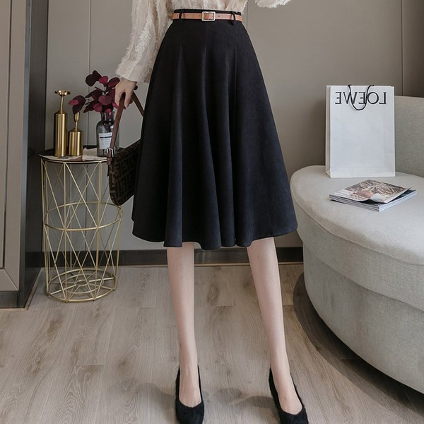 Stilingas moteriškas sijonas aukštu juosmeniu ir diržu