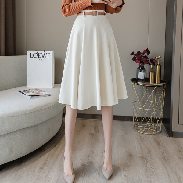 Stilingas moteriškas sijonas aukštu juosmeniu ir diržu