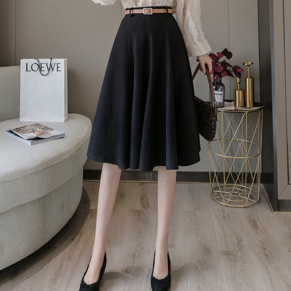 Stilingas moteriškas sijonas aukštu juosmeniu ir diržu