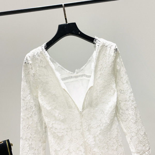 Нов модел дантелена дамска рокля с шпиц деколте в бял цвят