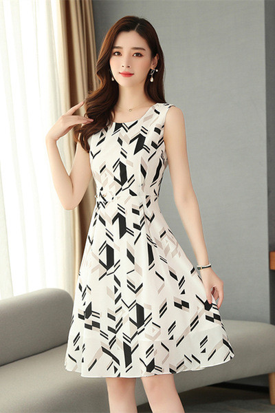 Стилна дамска рокля с широки презрамки и обло деколте