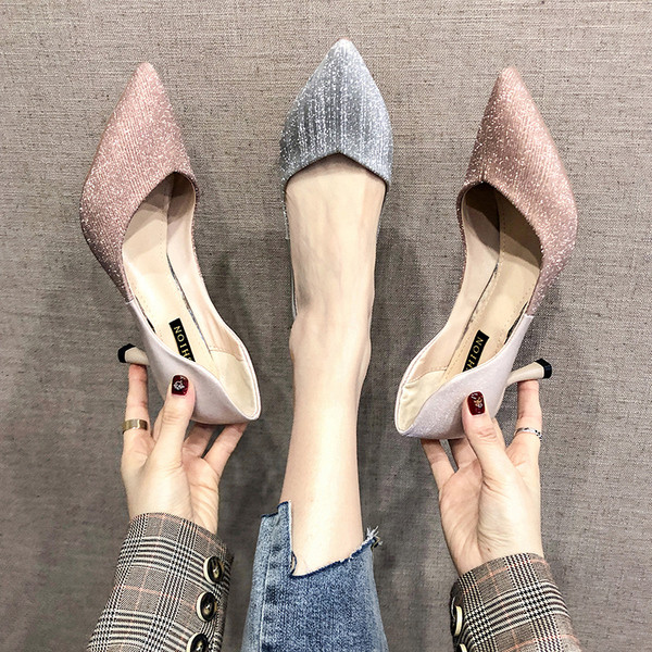 Pantofi dama model ascutit cu toc subtire si efect stralucitor