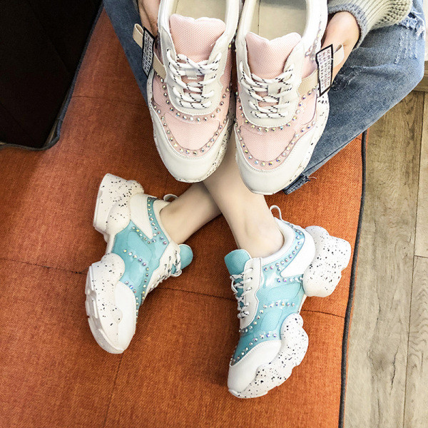 Aktuális női tornacipő durva talppal, fűzővel, kövekkel