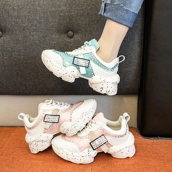 Aktuális női tornacipő durva talppal, fűzővel, kövekkel