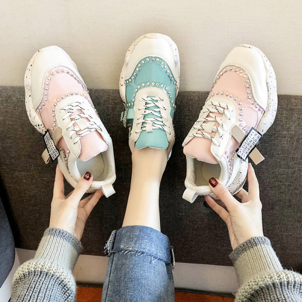 Aktuális női tornacipő durva talppal, fűzővel, kövekkel