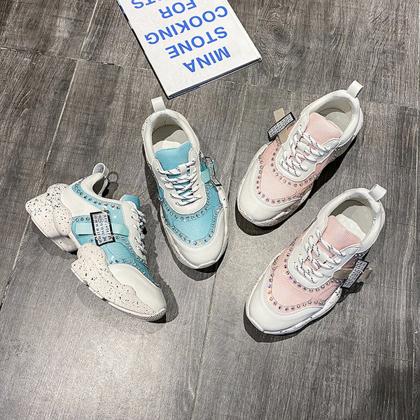 Aktuális női tornacipő durva talppal, fűzővel, kövekkel