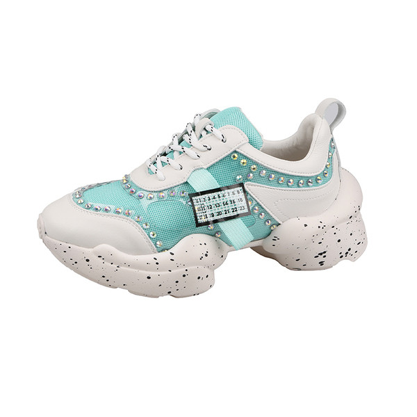 Aktuális női tornacipő durva talppal, fűzővel, kövekkel