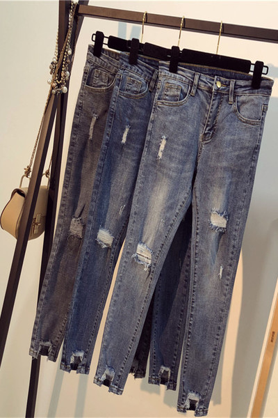 Modern női farmer magas derékkal, szakadt motívumokkal